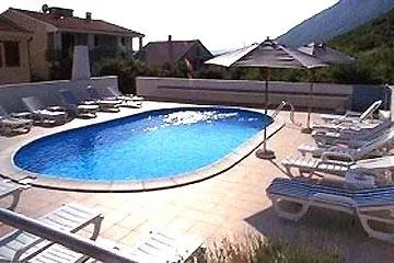 Holiday apartment with pool, terrace & garden - Image 1