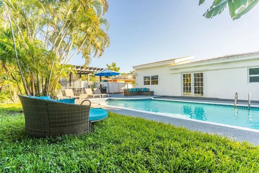 Charming House 3BR House w Heated Pool 15 mins to Beaches - Image 1
