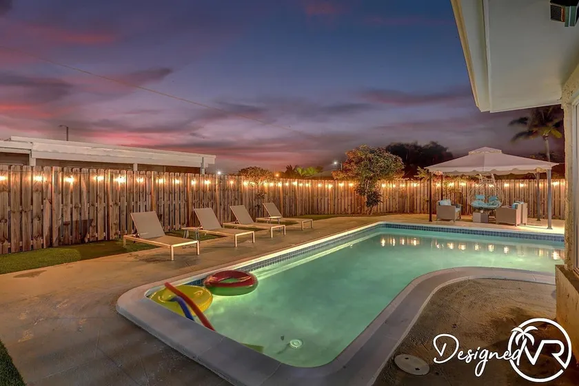 Chic 3BR w heated pool 1 mile to Beach - Image 1