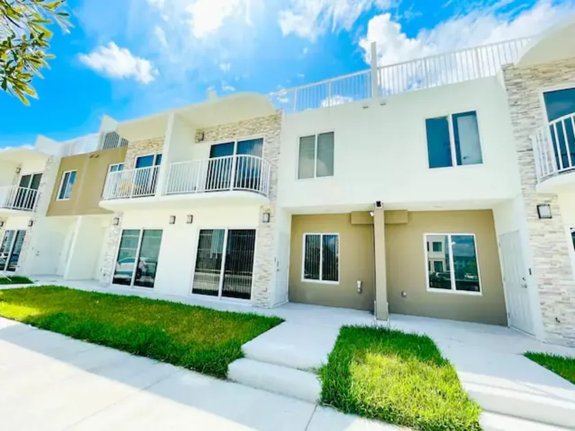 Casa Grand Cielo  - NEW HOME 3 Floors with SKY Terrace near Zoo FL Keys MIA - Image 1