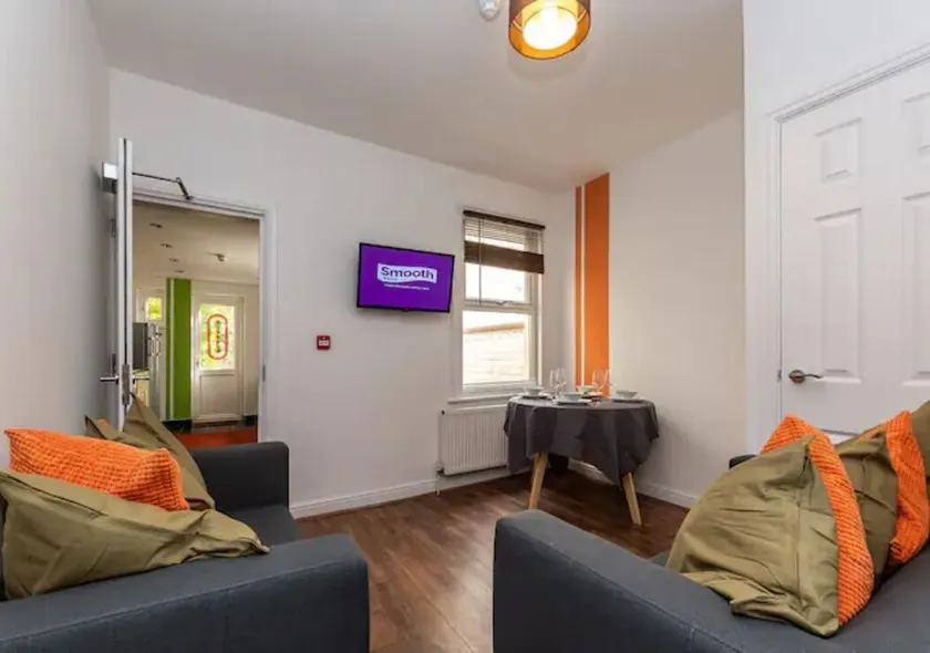 Spacious 4 Bedroom Home Close to Local Amenities - Image 1