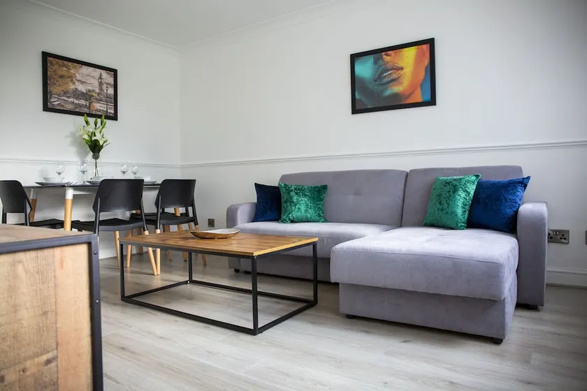 Modern Apartment in Leamington Spa With Free Wi-fi and Parking - Image 1