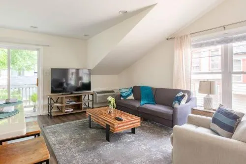 *Cozy Studio Carriage House- Minutes from Downtown - Image 1