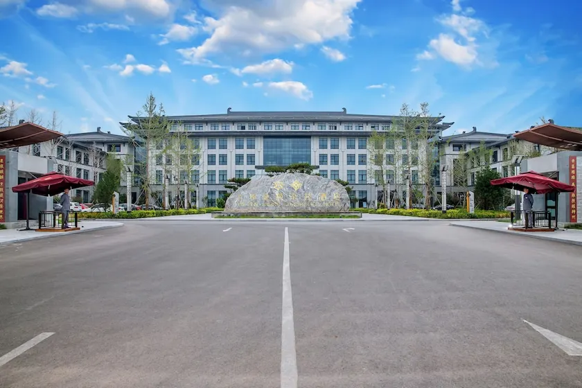 Yunzhen Jinling Acrobatic Hotel - Image 1