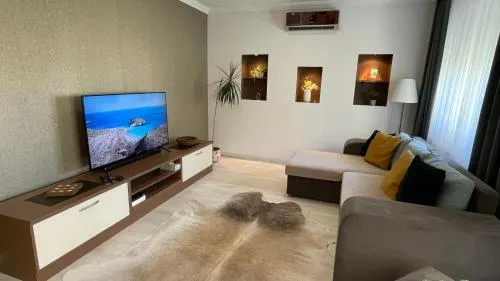 SIMPLY LOVELY Modern Apartment with BALCONY - Image 1