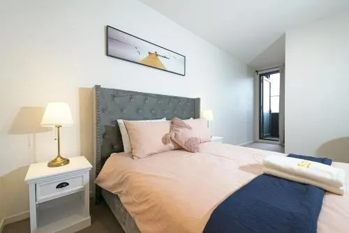Preston Spacious 2brm Apartment Free Parking Wi Fi - Image 1