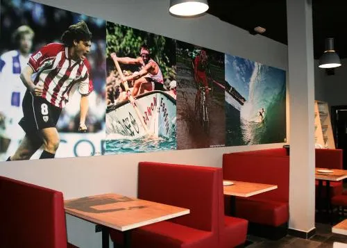 Mundaka Hostel & Sport Cafe - Image 1