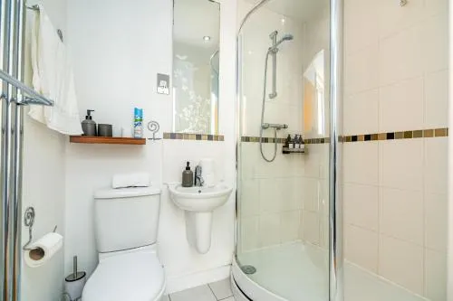 Spacious Excel London Apartment with Balcony, River View and Parking Sleeps 8 - Image 1