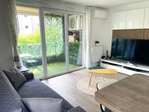 Splendid modern Duplex with 4 bedrooms, very close to Paris, metro "RER A" at 250m, Fast wifi, parking - Image 1