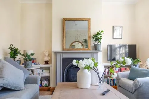 A North London Retreat Cottage 3 bed with garden - Image 1