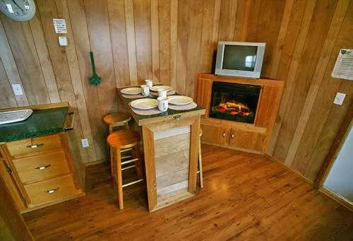 Arrowhead Camping Resort Deluxe Cabin 17 - Image 1