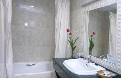 Hotel Avenida - Image 1