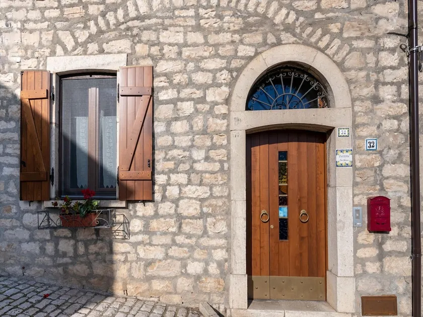 Elegant Apartment in Buonalbergo near Town Center - Image 1
