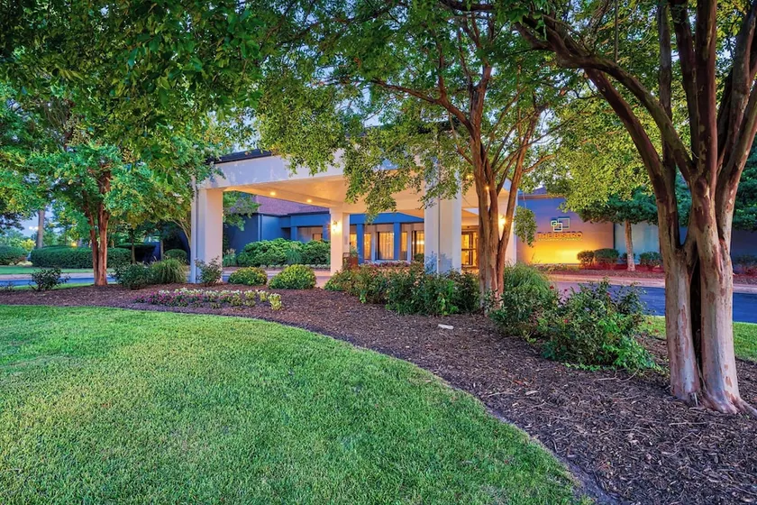Courtyard by Marriott Hampton - Image 1