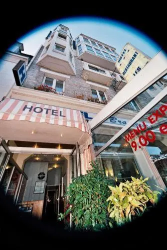 Hotel Les Arcades - Image 1