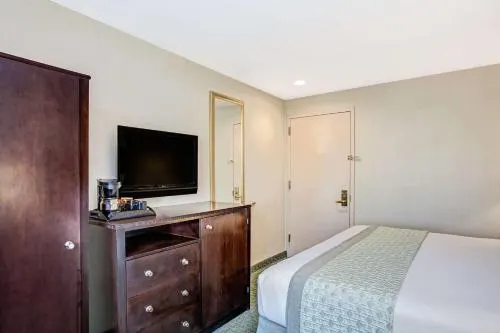Hillcrest Hotel Near JFK Airtrain - Image 1