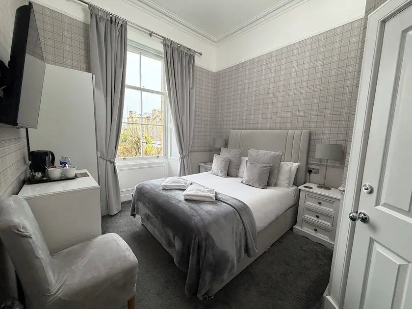 Clarin Guest House - Image 1
