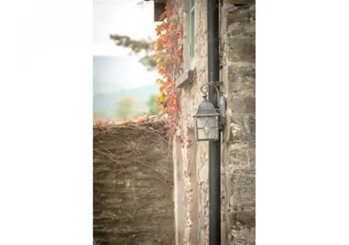 Ghillies Cottage - Image 1