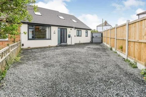 Modern Harrogate house sleeps 10 cinema room & hot tub - Image 1