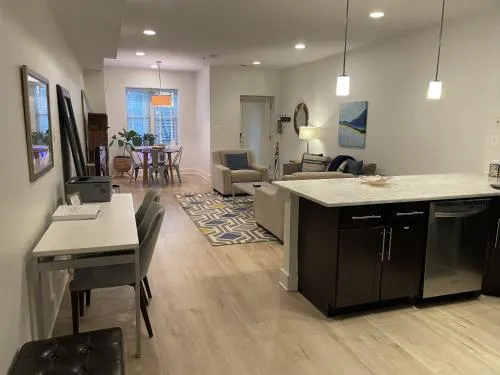 Luxe 2BD2BA Townhouse in Hip Area - Near Metro - Image 1