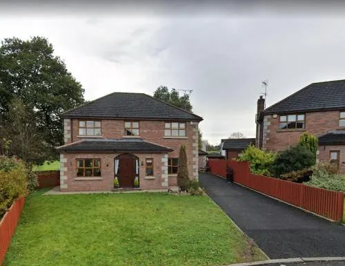 Large private detached home - Image 1