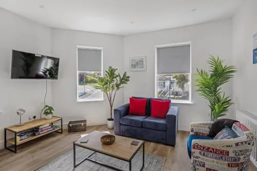 Stylish Good Location Near Tamar Bridge - Image 1