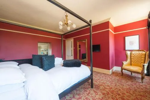 Hall Farmhouse.. dog friendly, large outdoor pool, BBQ and fire pit - Image 1