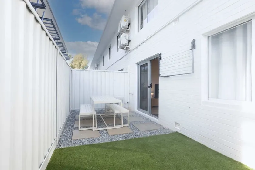 Lovely 1BR Apt in Bicton With Backyard and Parking - Image 1