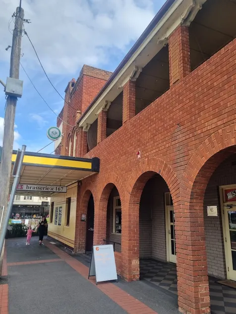 Commercial Hotel Young - Image 1