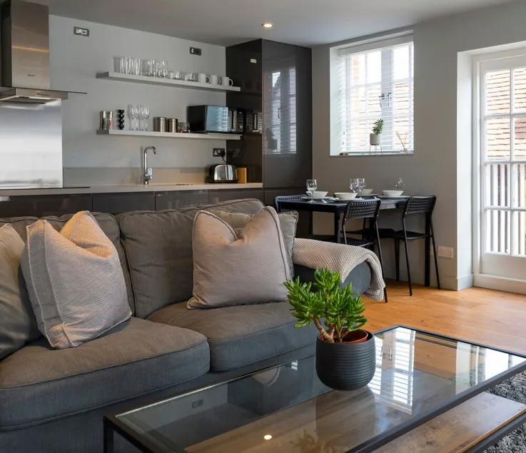 Modern Luxury Apartment In The Heart of Henley - Image 1