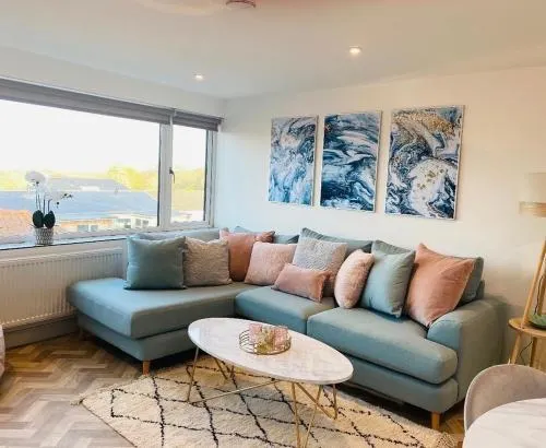 Lees Lookout Holt ,2 bedroom luxury apartment with private parking - Image 1