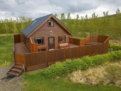 Cosy Retreat Home with Jacuzzi - Image 1
