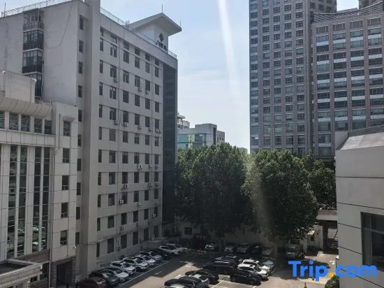Home Inn Neo (Jinan Baotuquan Jingwu Road Wanda Plaza Branch) - Image 1