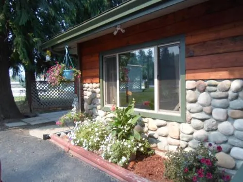 The Cedars Motel Sicamous - Image 1