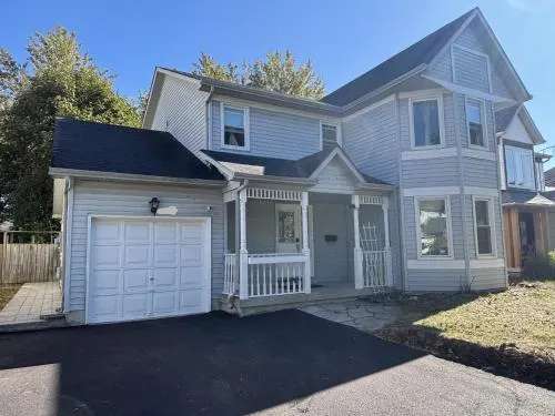 Lake Simcoe Retreat 5 Bedroom Vacation Home Near Innisfil Beach Park - Image 1