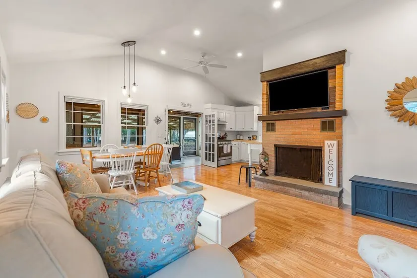 Cappawack Cottage Firepit & Private Beach Nearby - Image 1