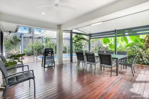 Driftwood House Home from Home in Kewarra Beach - Image 1