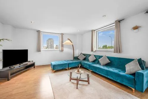 Riverside Balcony Apartment, 10 minutes from Oxford Circus - Image 1