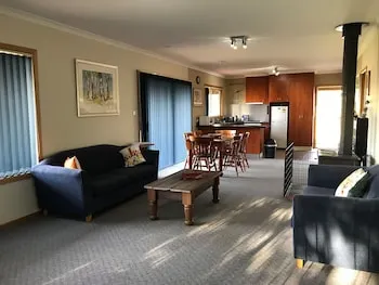 Bruny Spa Retreat - Image 1