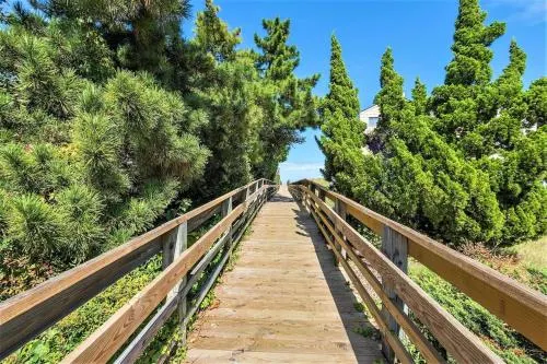 Beach Cottage Coral Suite - Image 1