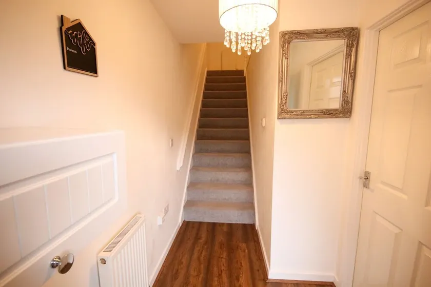 Swindon Cozy 2BR Retreat - Image 1