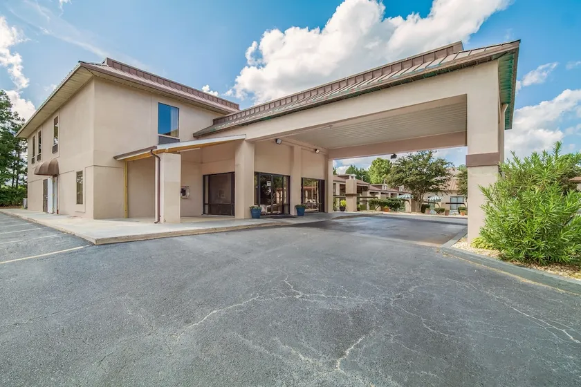 Red Carpet Inn - Image 1