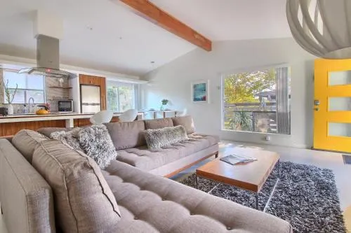 Stylish Mid Century w Fenced Yard by Lodgewell - Image 1