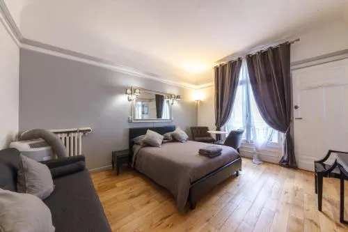 Private Studio Avenue des Champs Elysées - Image 1