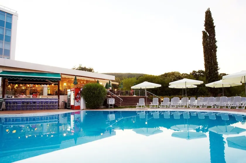 Green Park Hotel - Image 1