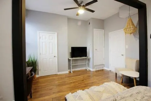 Butler Street Glam - Apt 3 - Image 1