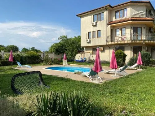 Guest House Golden Flake - Image 1