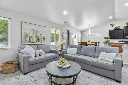 Stoddard Trailhead Central Nampa Home - Sleeps 10 - Image 1