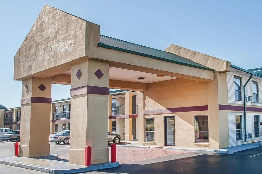 Econo Lodge - Image 1