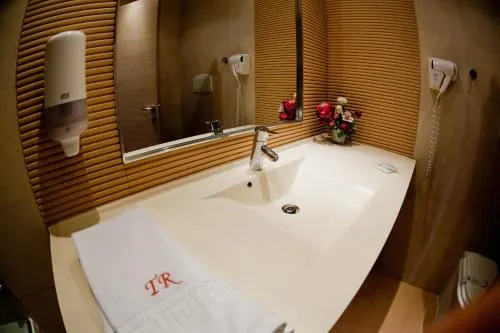 Top Rooms Aparthotel - Image 1